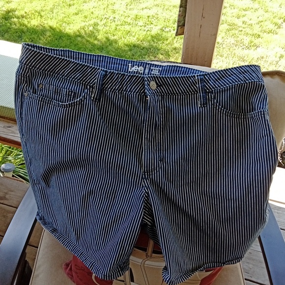 LEE LEG MID RISE BLUE STRIPED JEANS SHORTS LADIES SIZE 20 - Picture 7 of 10